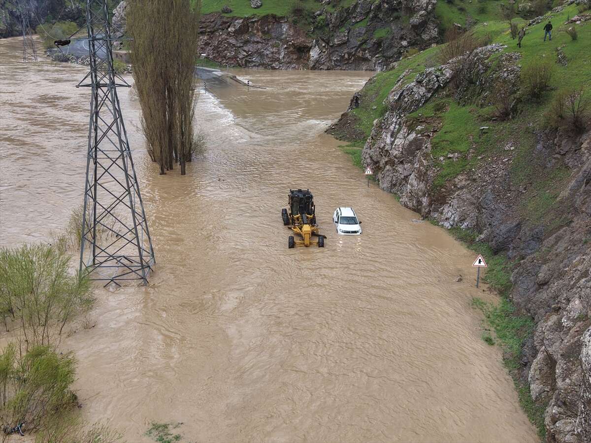 Yeni bir sel ve yol vakası daha! Dere taştı, kara yolu sular altında kaldı 3